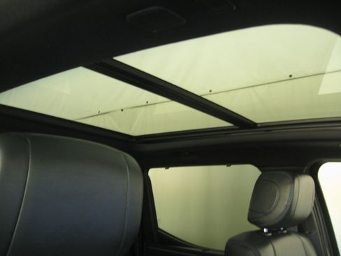 Used 2022 Toyota Tundra Platinum image 3