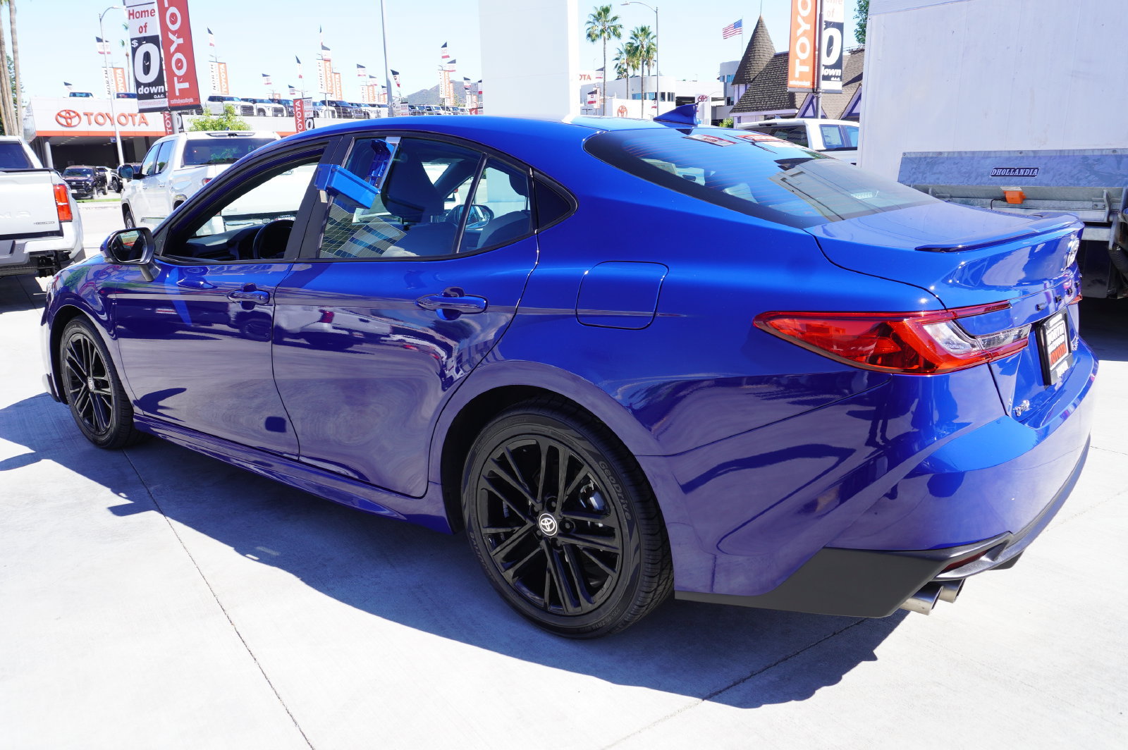 Certified 2025 Toyota Camry SE FWD image 5