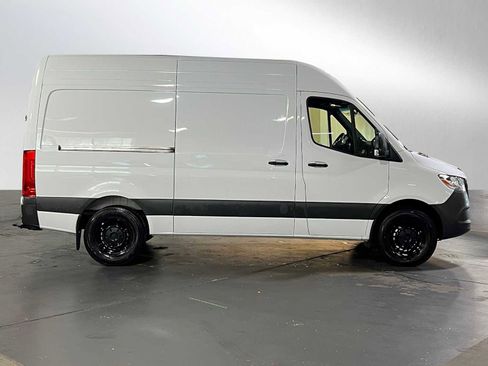 Used 2025 Mercedes-Benz Sprinter 2500 image 2