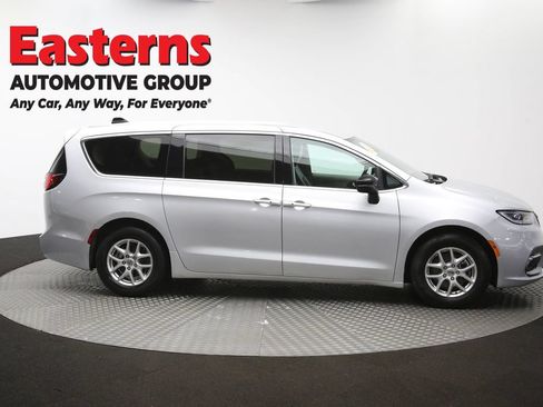 Used 2024 Chrysler Pacifica Touring-L FWD image 45