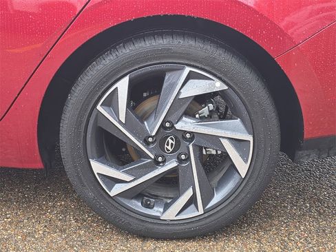Used 2025 Hyundai Elantra SEL image 31