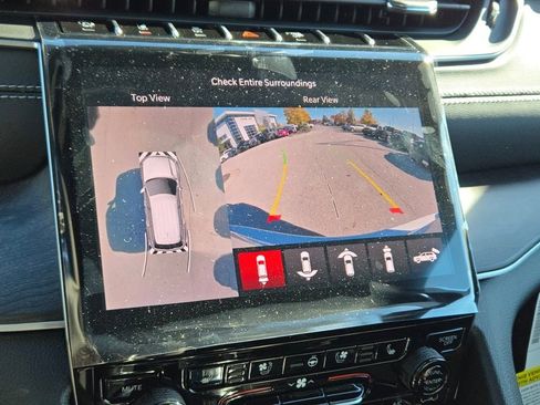 New 2025 Jeep Grand Cherokee Limited w/ Luxury Tech Group II image 32