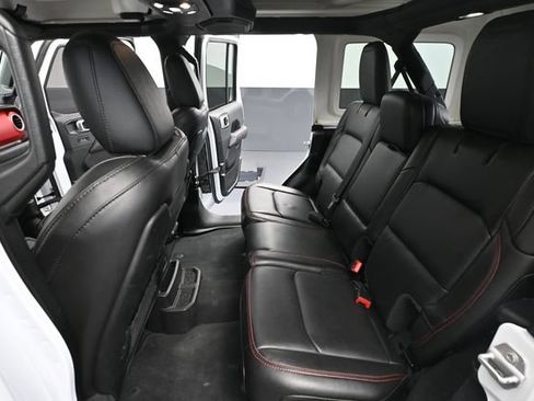 Used 2022 Jeep Wrangler Unlimited Rubicon w/ Cold Weather Group AWD/4WD image 36