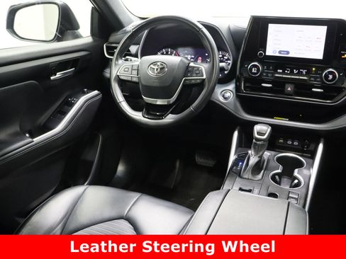 Certified 2023 Toyota Highlander XSE image 33