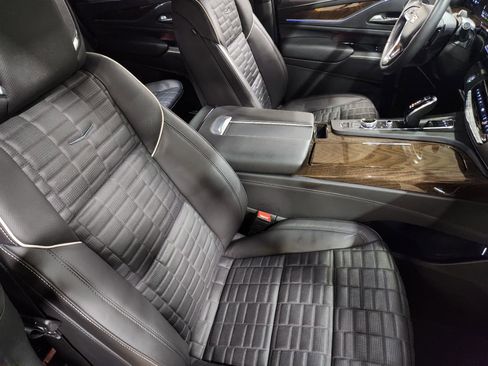 Used 2024 Cadillac Escalade Sport Platinum w/ LPO, ONYX Package image 32