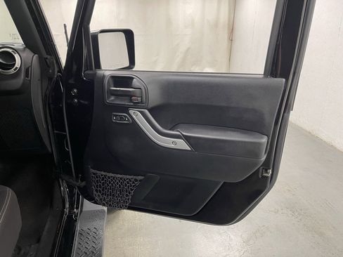 Used 2017 Jeep Wrangler Unlimited Sahara image 9