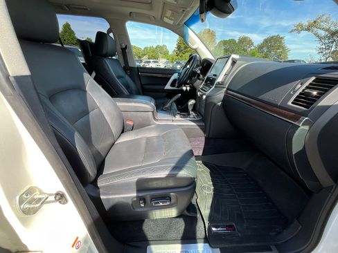 Used 2016 Toyota Land Cruiser image 39