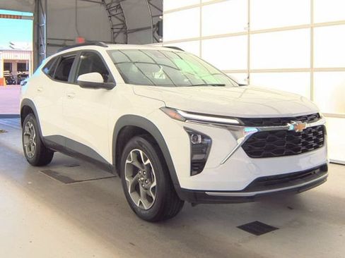 Used 2024 Chevrolet Trax LT w/ Driver Confidence Package FWD image 4