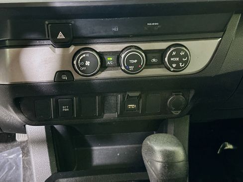 Used 2022 Toyota Tacoma SR image 22