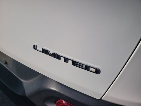 Used 2017 Jeep Cherokee Limited AWD/4WD image 10