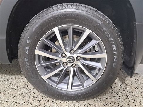 Used 2017 Toyota Highlander XLE w/ Carpet Mat Package image 8