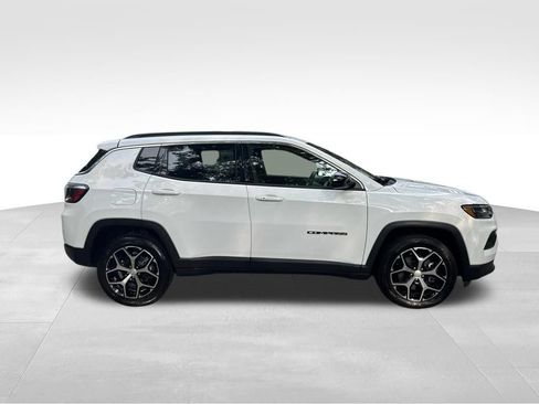 Used 2024 Jeep Compass Latitude AWD/4WD image 7