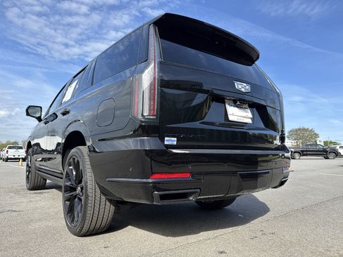 Used 2026 Cadillac Escalade Platinum Sport w/ LPO, ONYX Package image 8
