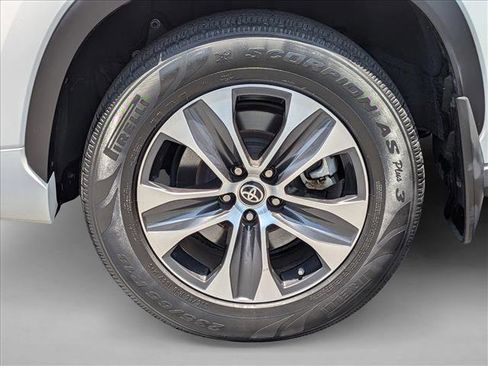 Used 2020 Toyota Highlander XLE AWD/4WD image 24