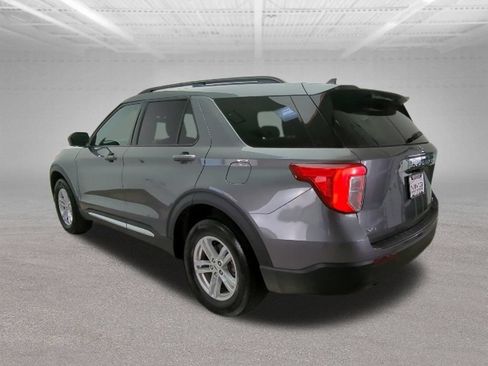Used 2023 Ford Explorer XLT AWD/4WD image 4