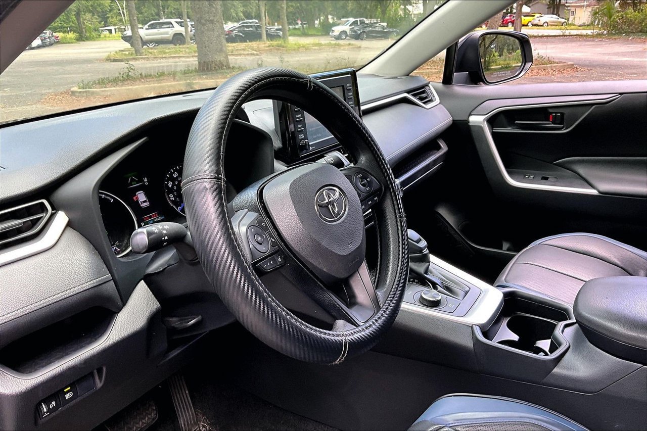 Used 2020 Toyota RAV4 LE AWD/4WD image 14