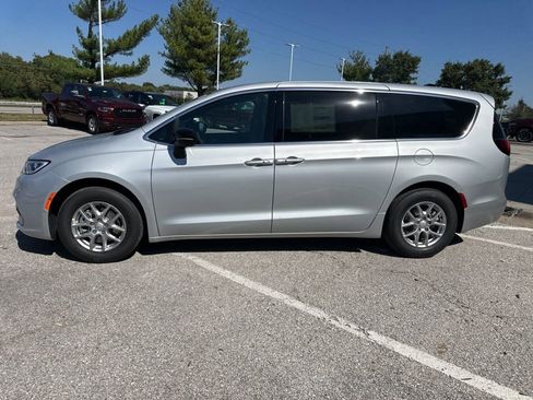New 2026 Chrysler Pacifica Select image 17