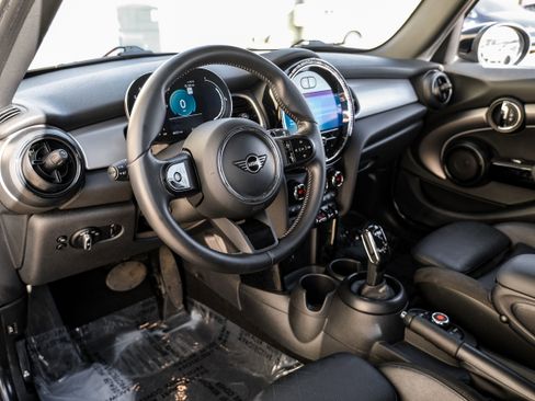 Used 2022 MINI Cooper 4-Door Hardtop w/ Signature Upholstery Package image 2