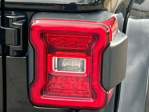 Used 2018 Jeep Wrangler Unlimited Sahara AWD/4WD image 11