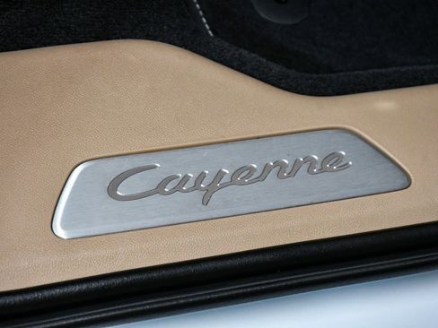 Used 2023 Porsche Cayenne AWD/4WD image 12
