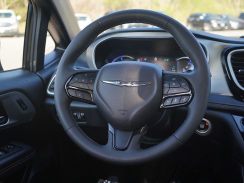 Used 2024 Chrysler Pacifica Premium FWD image 15