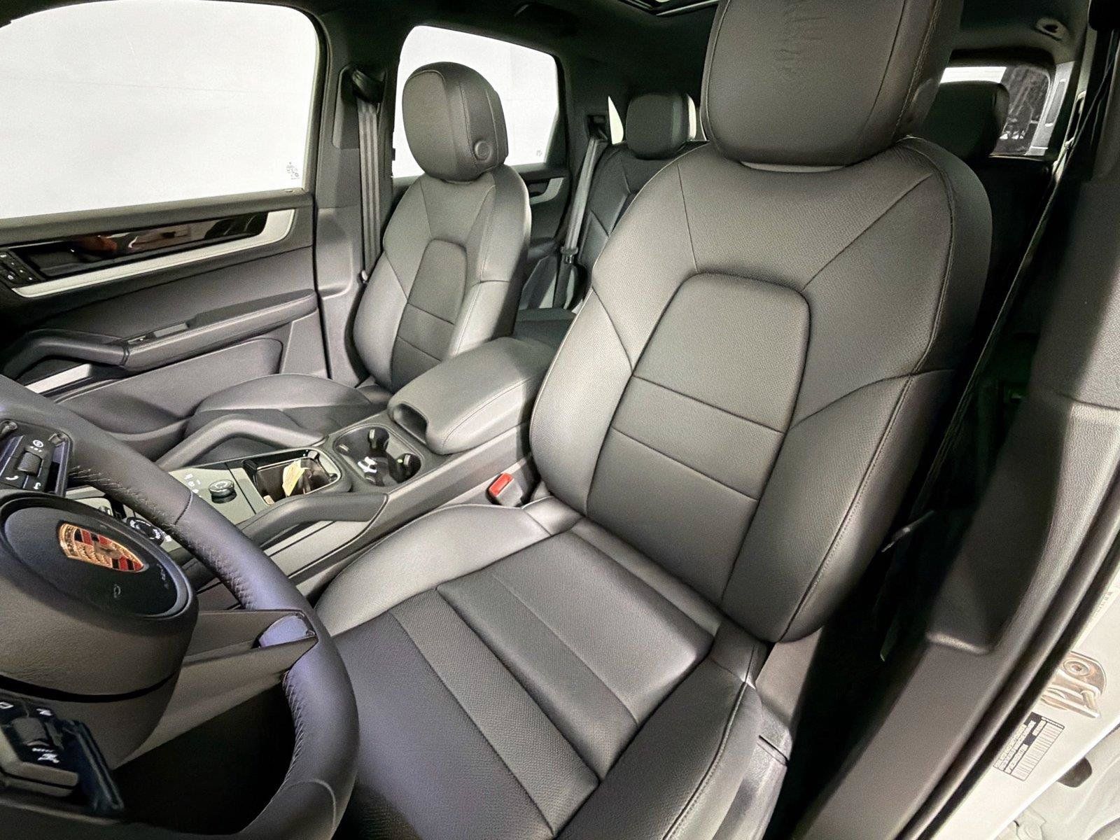 Certified 2025 Porsche Cayenne E-Hybrid AWD/4WD image 5