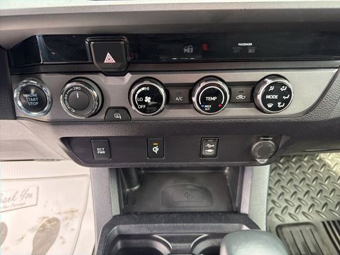 Used 2017 Toyota Tacoma TRD Sport w/ Tow Package (A/T) AWD/4WD image 16