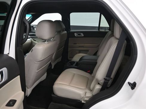 Used 2015 Ford Explorer XLT w/ Equipment Group 202B AWD/4WD image 10