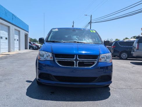 Used 2019 Dodge Grand Caravan SE FWD image 2