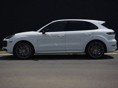 Used 2023 Porsche Cayenne Turbo AWD/4WD image 2