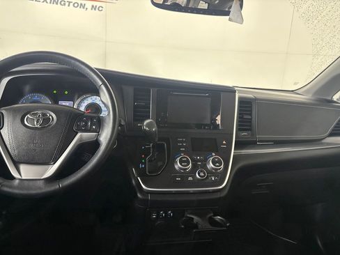 Used 2016 Toyota Sienna SE w/ SE Preferred Package FWD image 22