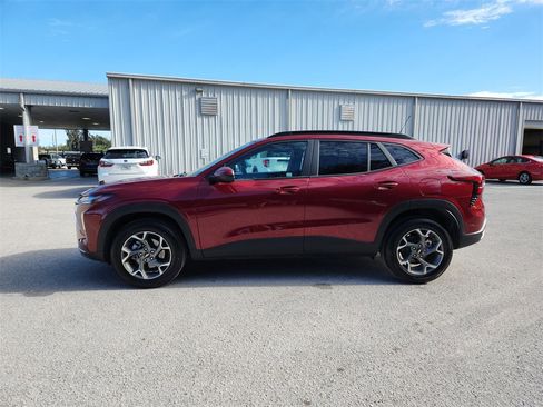 Used 2025 Chevrolet Trax LT w/ LT Convenience Package image 6