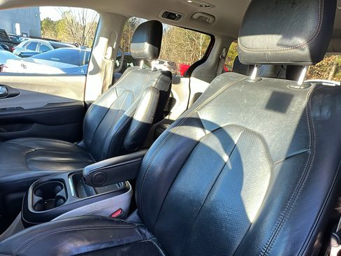 Used 2020 Chrysler Pacifica Touring-L image 18
