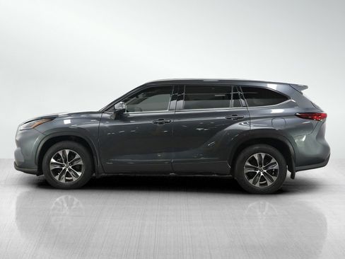 Used 2021 Toyota Highlander XLE AWD/4WD image 2