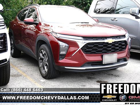 Used 2024 Chevrolet Trax LT w/ Driver Confidence Package FWD image 1