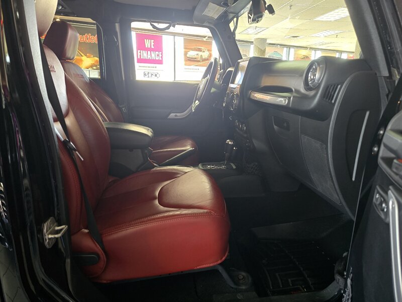 Used 2013 Jeep Wrangler Unlimited Rubicon AWD/4WD image 15