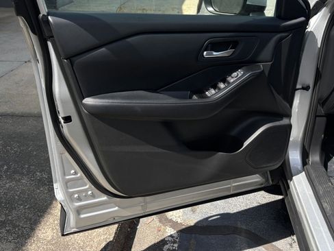 Used 2025 Nissan Rogue SV image 22