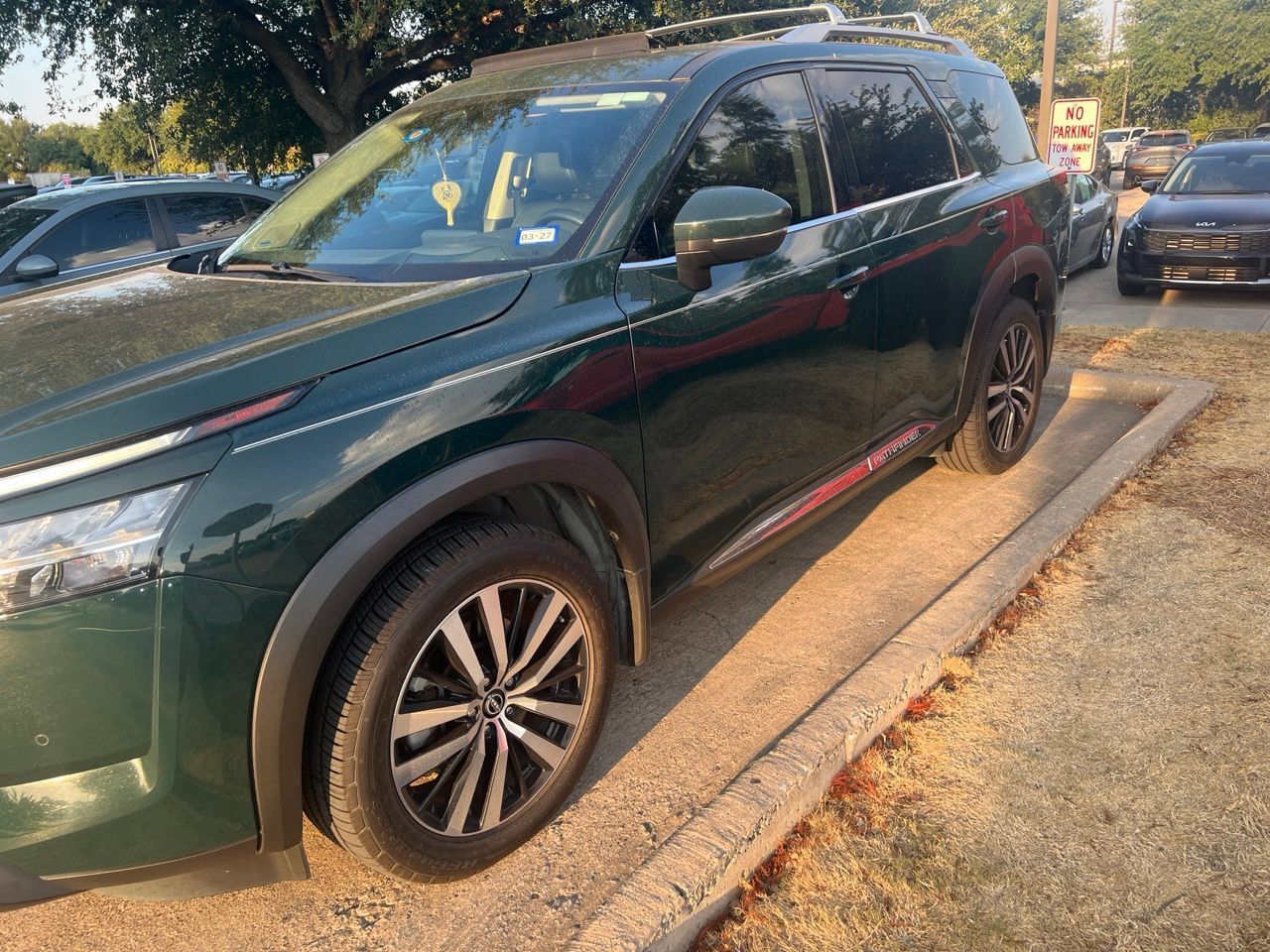 Used 2023 Nissan Pathfinder Platinum w/ Black Appearance Package FWD image 2