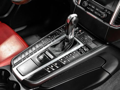 Used 2017 Porsche Macan Turbo AWD/4WD image 22