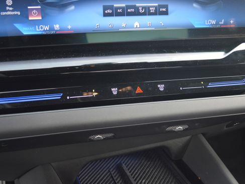 Used 2025 BMW 530i xDrive w/ Premium Package image 22