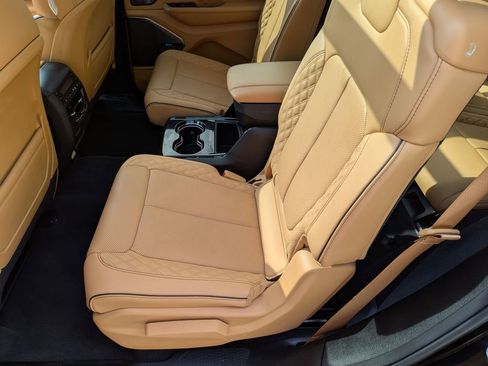 Used 2022 Jeep Grand Cherokee L Summit AWD/4WD image 32