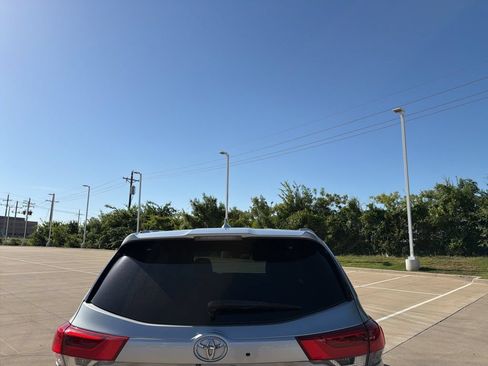 Used 2019 Toyota Highlander Limited FWD image 4