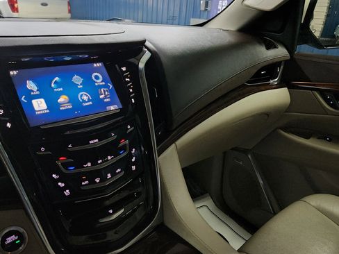 Used 2015 Cadillac Escalade Premium image 33