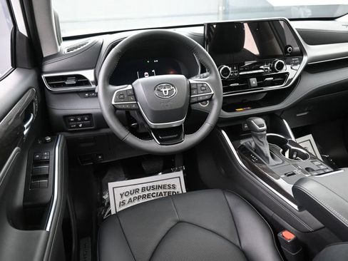 Used 2026 Toyota Highlander Platinum AWD/4WD image 26