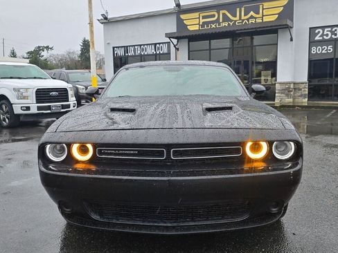 Used 2019 Dodge Challenger SXT image 3