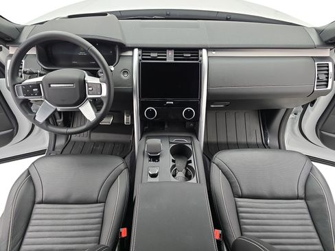 Used 2024 Land Rover Discovery Dynamic SE image 9