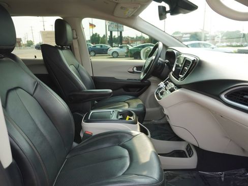 Used 2020 Chrysler Pacifica Touring-L Plus w/ Tire & Wheel Group FWD image 33