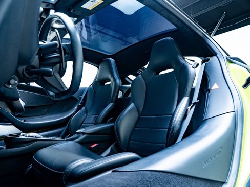 Used 2023 McLaren GT RWD image 17