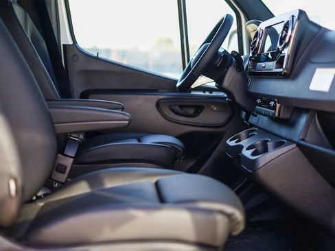 New 2024 Mercedes-Benz eSprinter 170 Cargo image 21