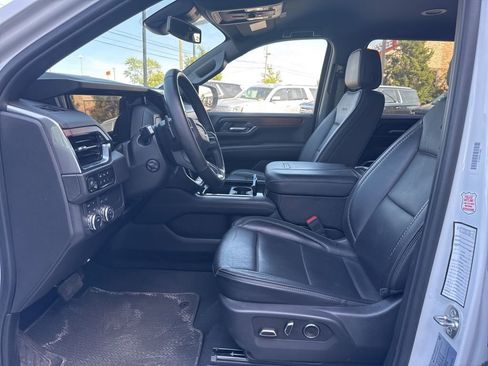 Used 2025 GMC Yukon XL Denali AWD/4WD image 3